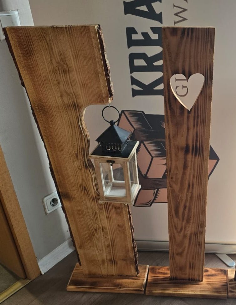 Holzsteele "Willkommen" mit Laterne aus Naturholz geflammt. - Kreativstuebchen